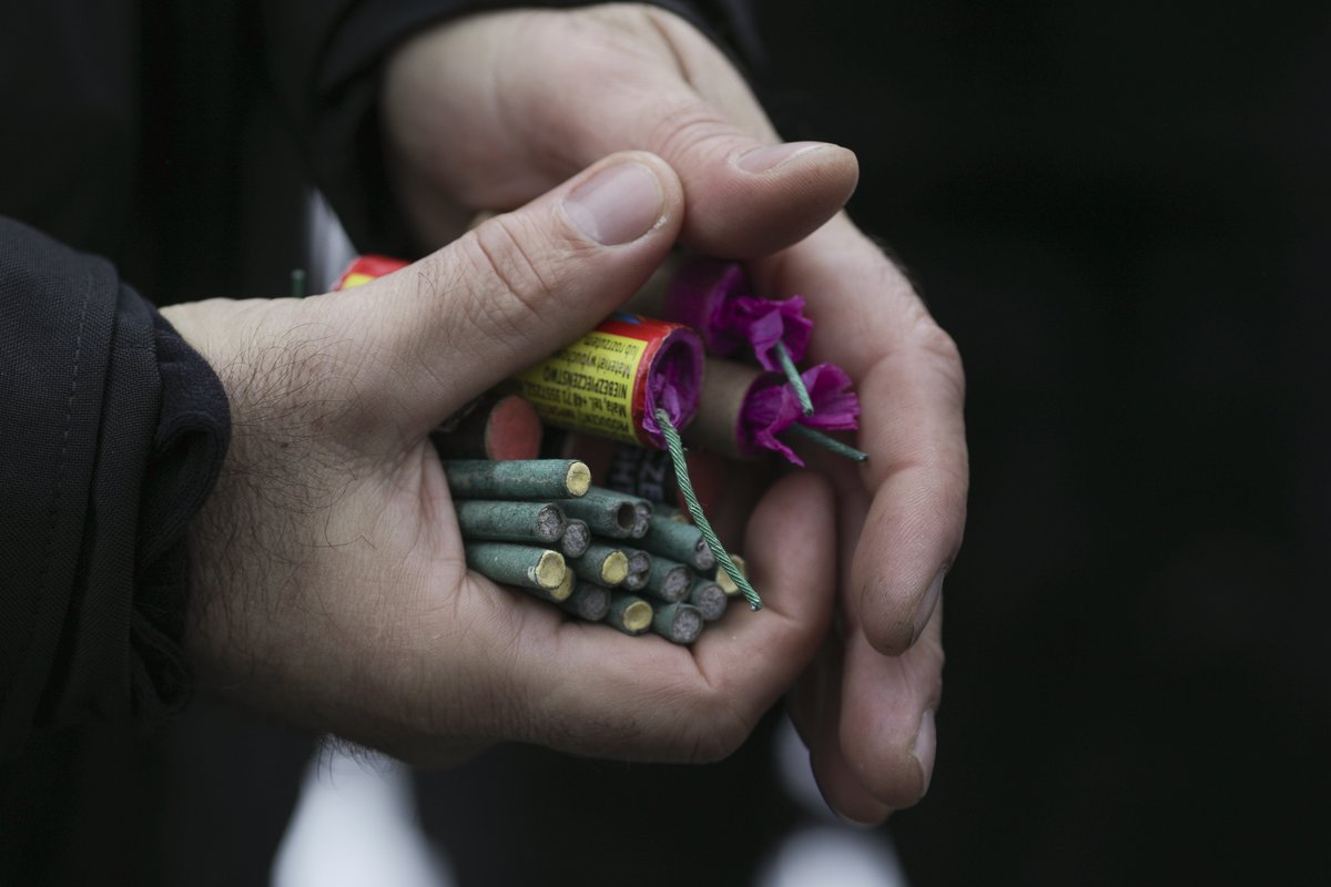 Pester večer za jeseniške policiste: 12-letnik med vrstnike vrgel petardo