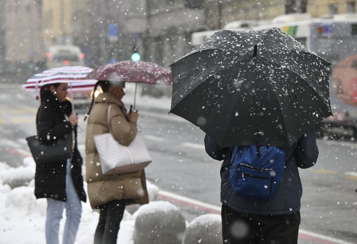 Padavine se krepijo, dež bo marsikje prehajal v sneg