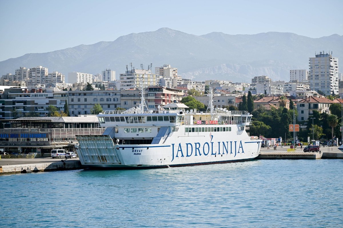 Dvonadstropni avtobus obtičal na trajektu za Korčulo, potniki pomagali z zibanjem