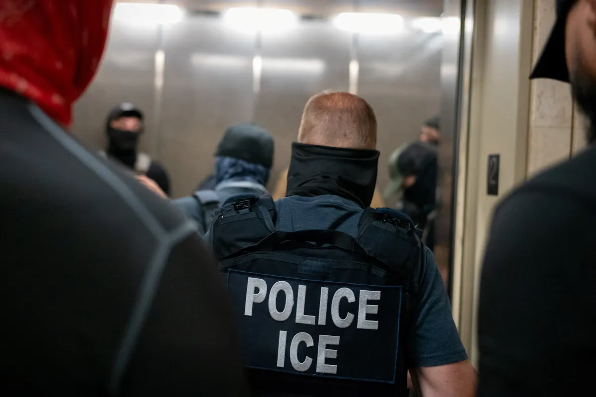 Podatki o aretacijah službe ICE spodkopavajo Trumpovo priseljensko retoriko