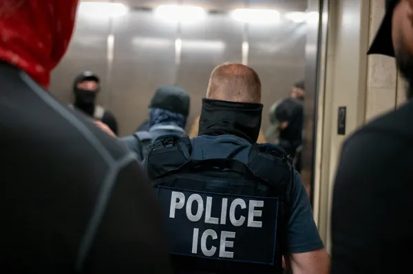 Agenti ICE med operacijo v Minnesoti pridržali petletnega dečka