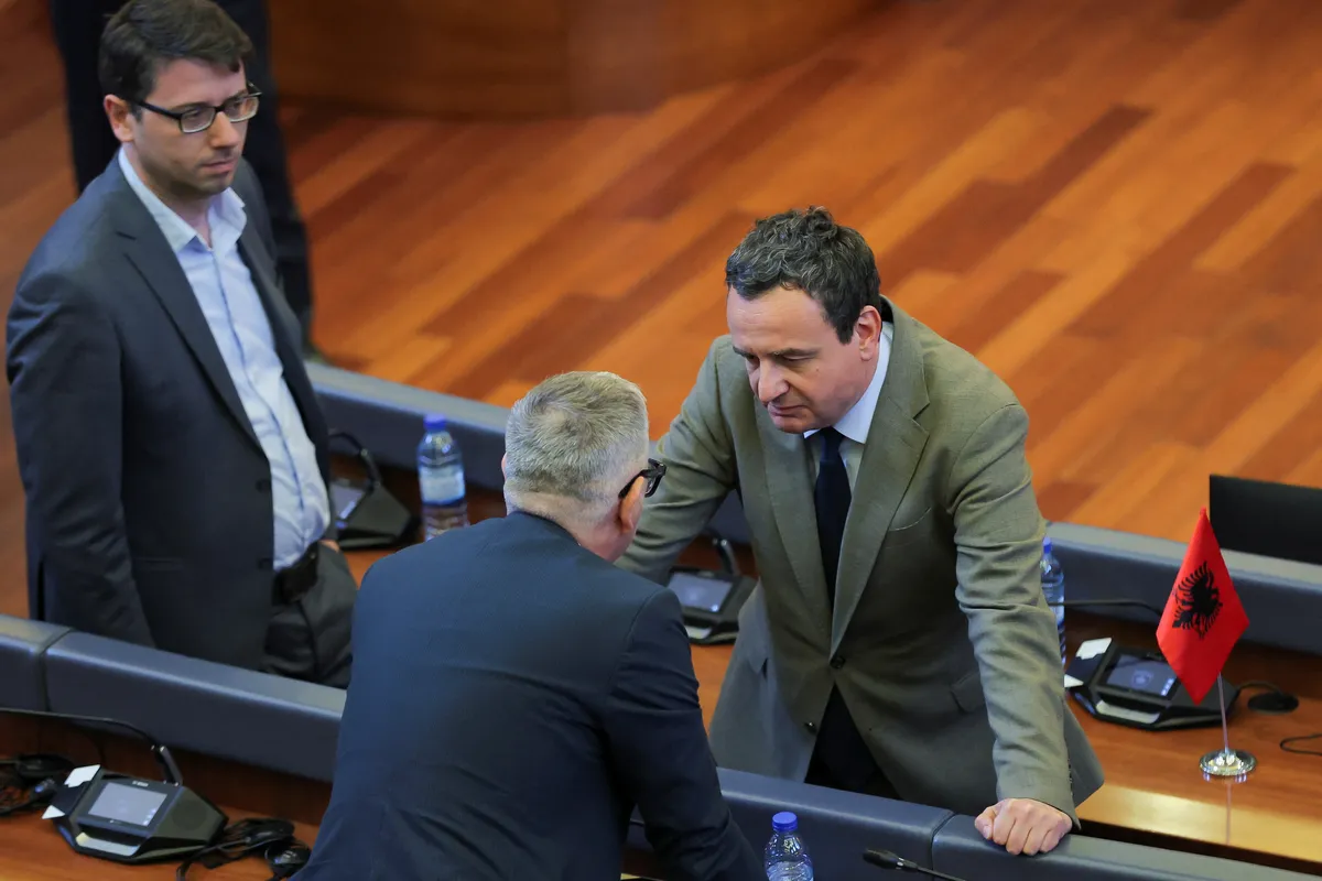 Na ustanovni seji kosovskega parlamenta brez napredka, Kurtija obmetavali z jajci