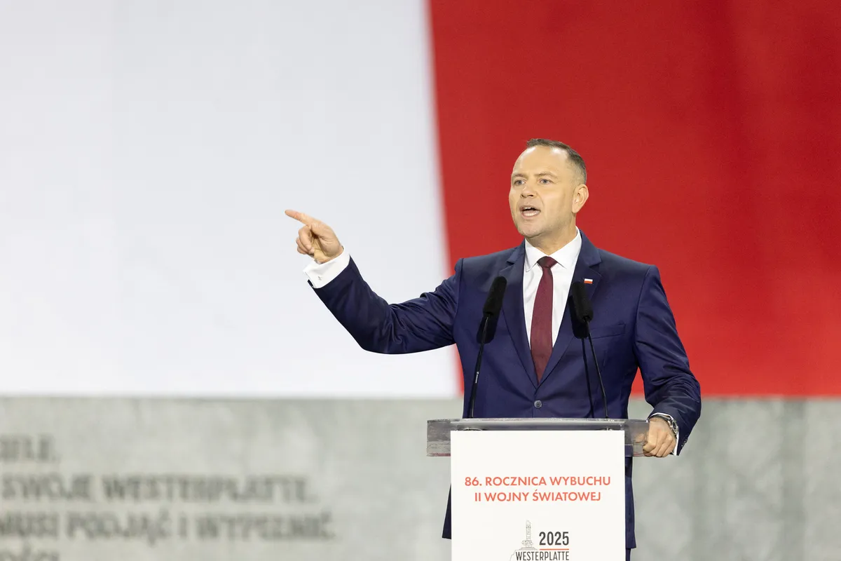 Poljski predsednik Nawrocki imenoval svet za ustavne spremembe, Tusk kritičen