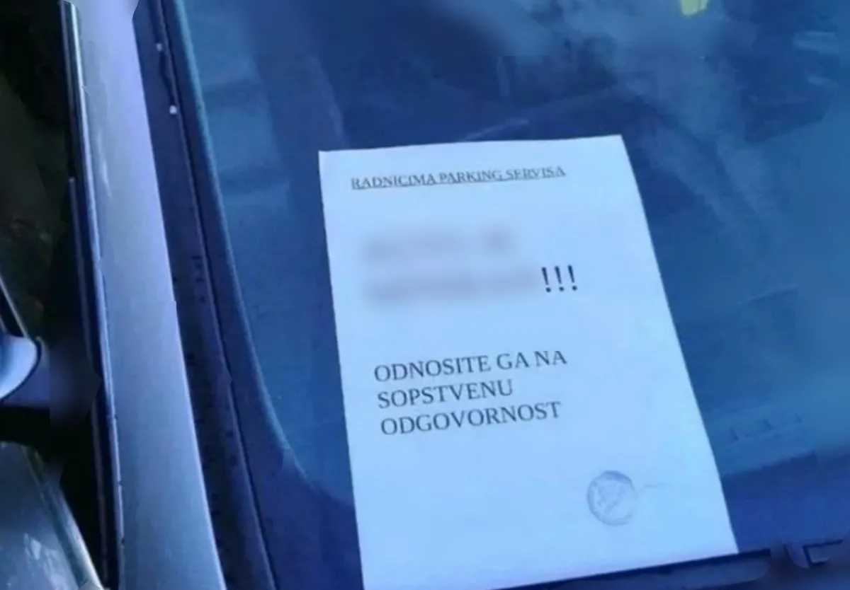 Srb mestnim redarjem pustil sporočilo na avtu, dodal je še žig
