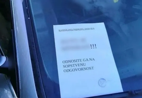 Srb mestnim redarjem pustil sporočilo na avtu, dodal je še žig