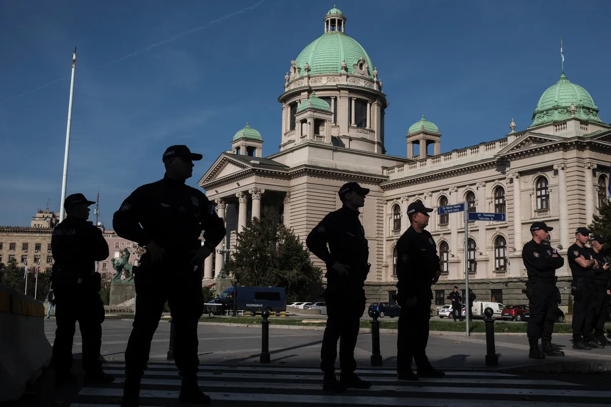 Pred srbskim parlamentom napeto: aretacije, prerivanje in napad na podpornika protestov