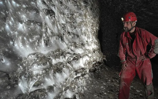 V kraški jami našli ogromno pajkovo mrežo, kot kaže, največjo na svetu