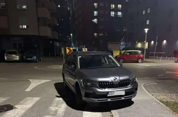Avto, parkiran v Zagrebu, vznemiril splet: pet napak v eni potezi