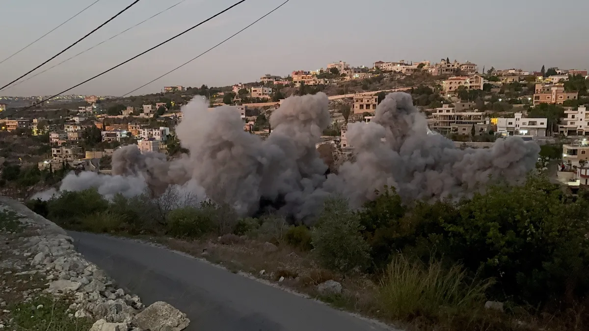 Izrael po torkovem smrtonosnem napadu znova raketiral južni Libanon