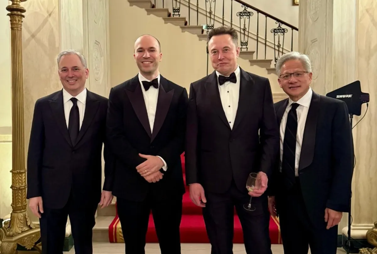 Elon Musk v Beli hiši presenetil z obutvijo. "Kaj za vraga je to?"