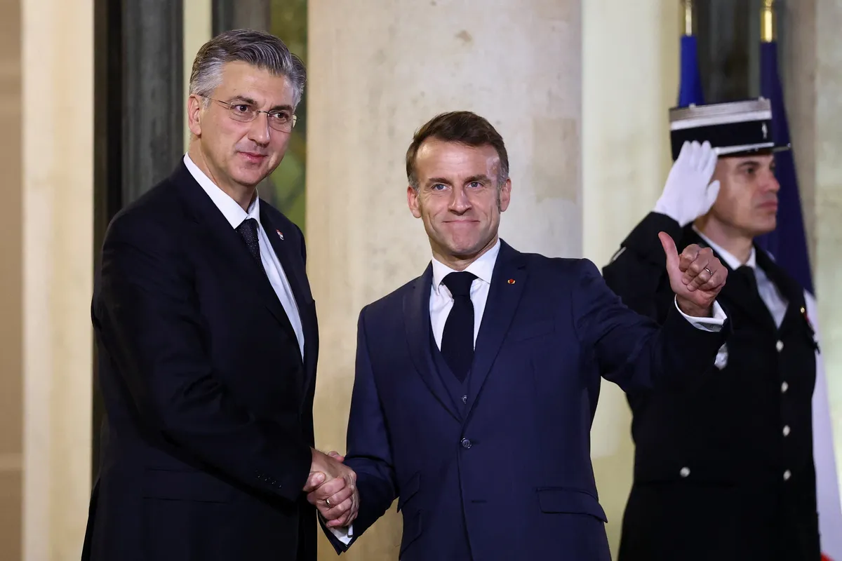 Plenković in Macron podpisala pogodbo: Hrvaška kupuje za 328 milijonov evrov havbic