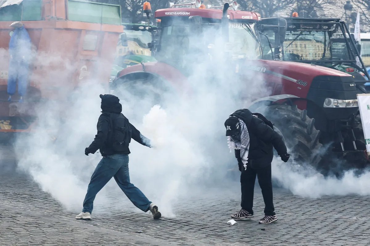 V Bruslju vseevropski protest kmetov, policija na jajca odgovorila s solzivcem (FOTO)