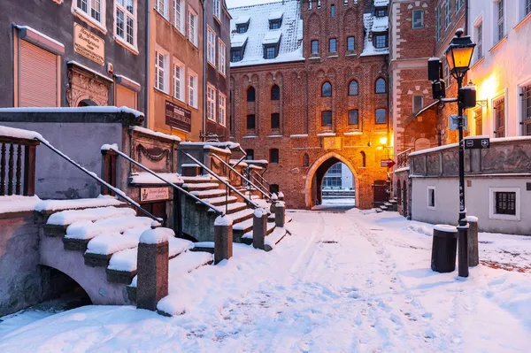 Trik, ki navdušuje. Kako v enem zamahu očistiti zasnežene stopnice