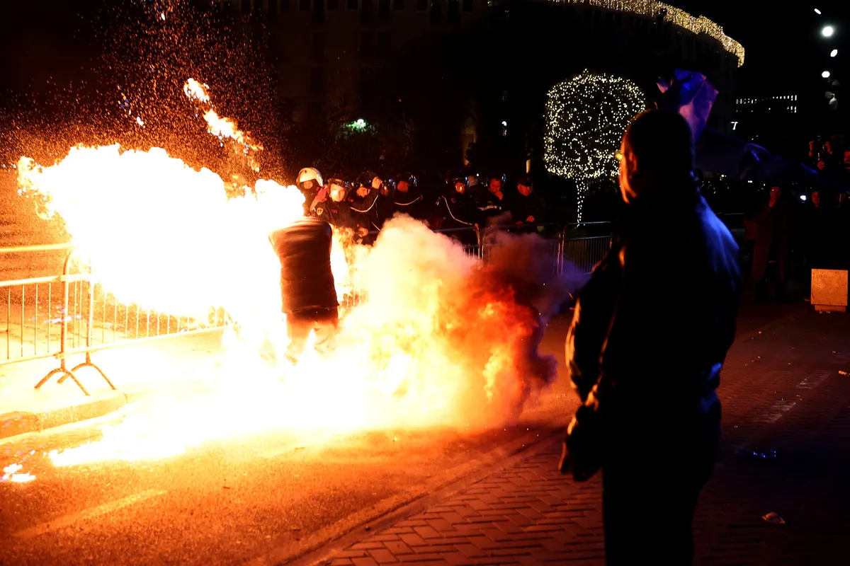 Zaradi domnevne korupcijske afere v Tirani letele molotovke