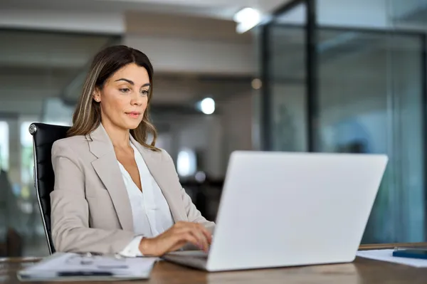 "Čustvena navlaka" v službenih sporočilih: strokovnjaki pojasnili, česa ne pisati