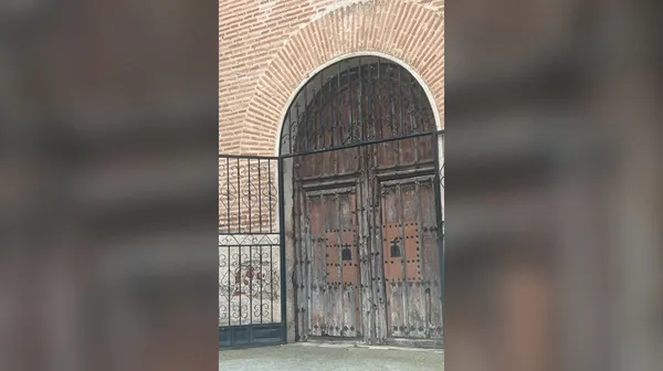 Župnik skušal prodati 400 let stara vrata vaške cerkve. Vaščani ogorčeni