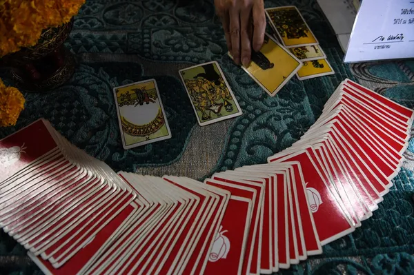 Vedeževalec je stranki ukradel telefon, da bi potrdil svojo prerokbo