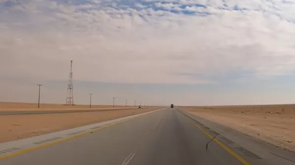 240 kilometrov dolga cesta, ki nima niti enega ovinka: dolgočasno ali spektakularno?