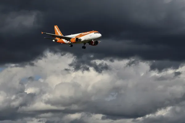 Kako se piloti izognejo nevihtam – in kaj se zgodi, če jim ne uspe? (VIDEO)