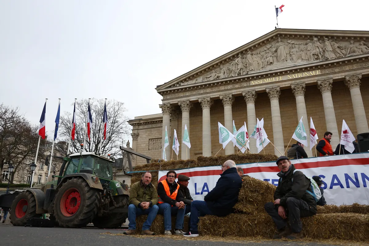 Pariz znova preplavili razburjeni protestniki. "Kmečki upor se nadaljuje"