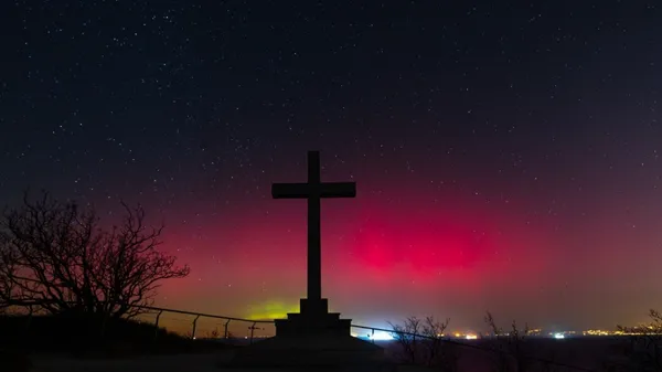 Zajel nas je sončni vihar, ki je sprožil mogočen severni sij (FOTO)
