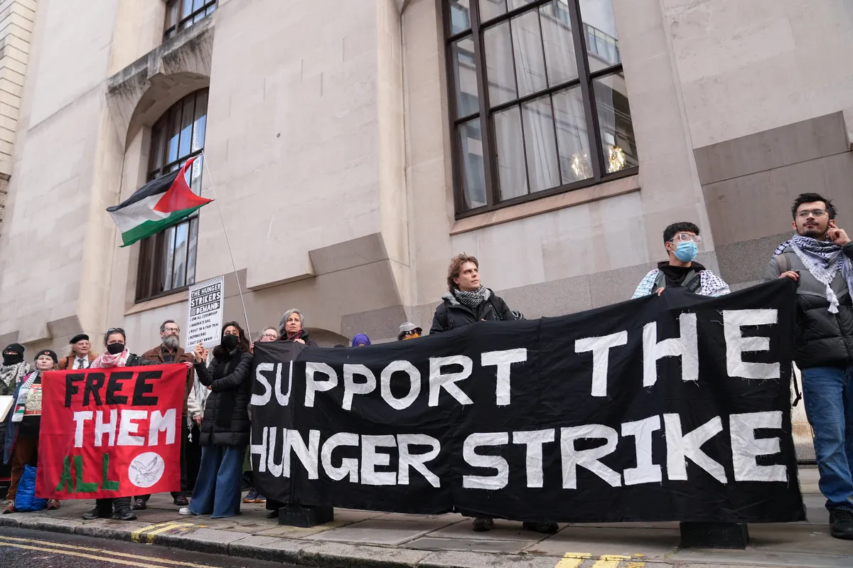 Protestniki vdrli na območje londonskega zapora, kjer gladovno stavka aktivist