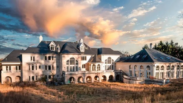 Zapuščena, milijone vredna graščina, ki skriva dragocenosti, a je nihče ne želi kupiti