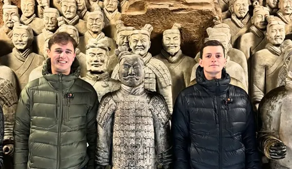 Nista želela leteti na Kitajsko, zato sta leto in pol hodila do Šanghaja