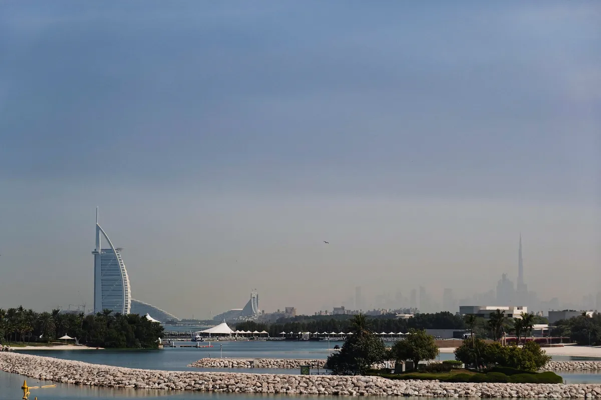 Razmere v Dubaju, kjer je veliko Slovencev, napete. Ostanki izstrelkov zadeli letališče in znameniti hotel