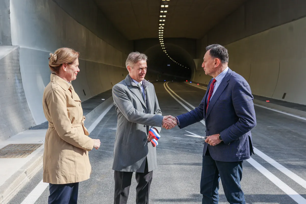 Nova pridobitev na tretji razvojni osi, odprli navezovalno cesto in predor Konovo