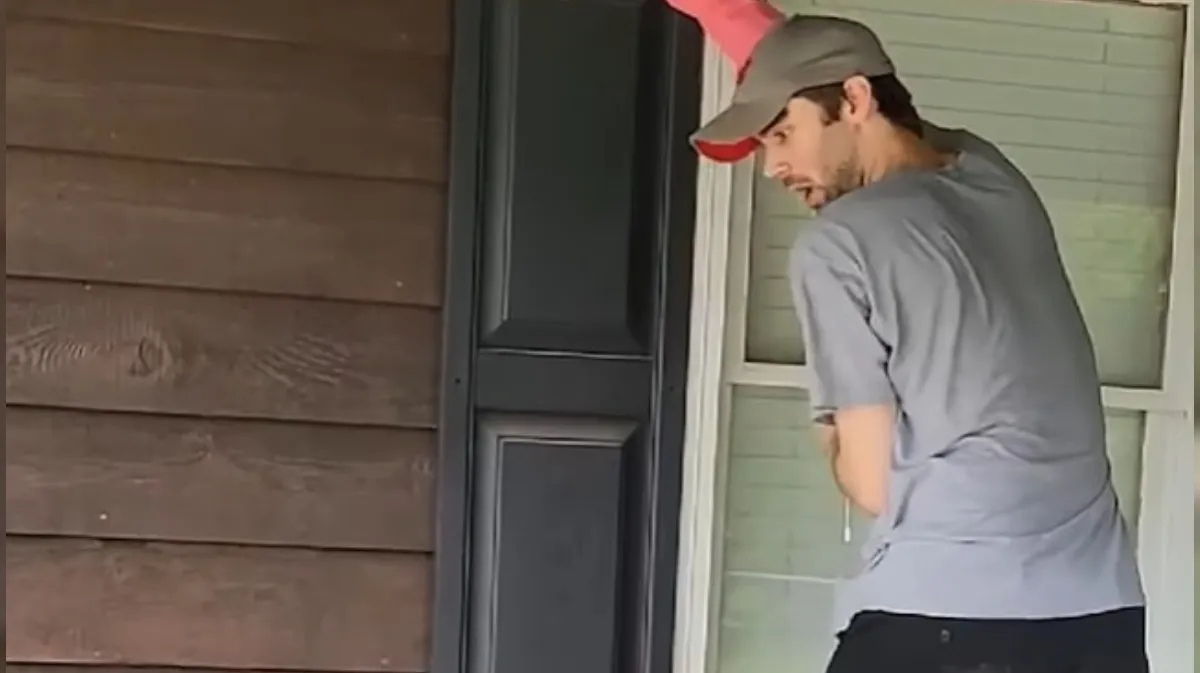 Popravljal je okno, a še slutil ni, kaj se skriva za leseno oknico