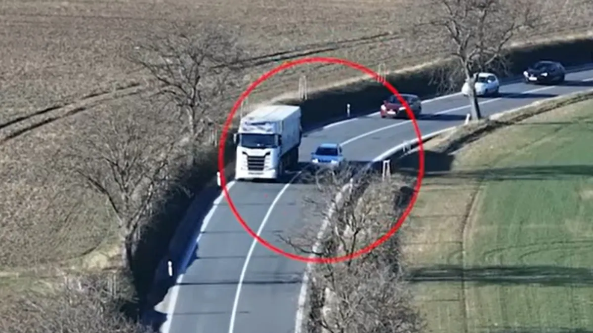 Vozniki na Češkem v nevarno prehitevanje, a niso vedeli, da jih nekdo opazuje iz zraka