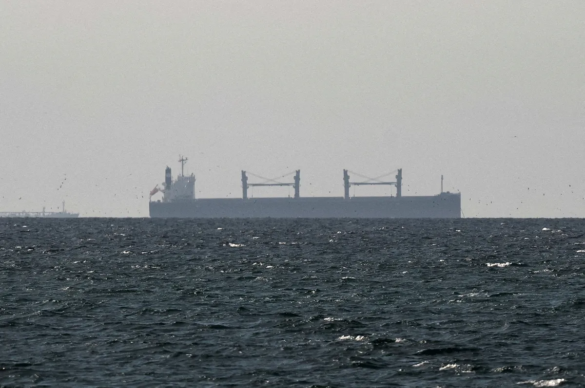 Nova zaostritev v Hormuški ožini? Neznan izstrelek zadel naftni tanker
