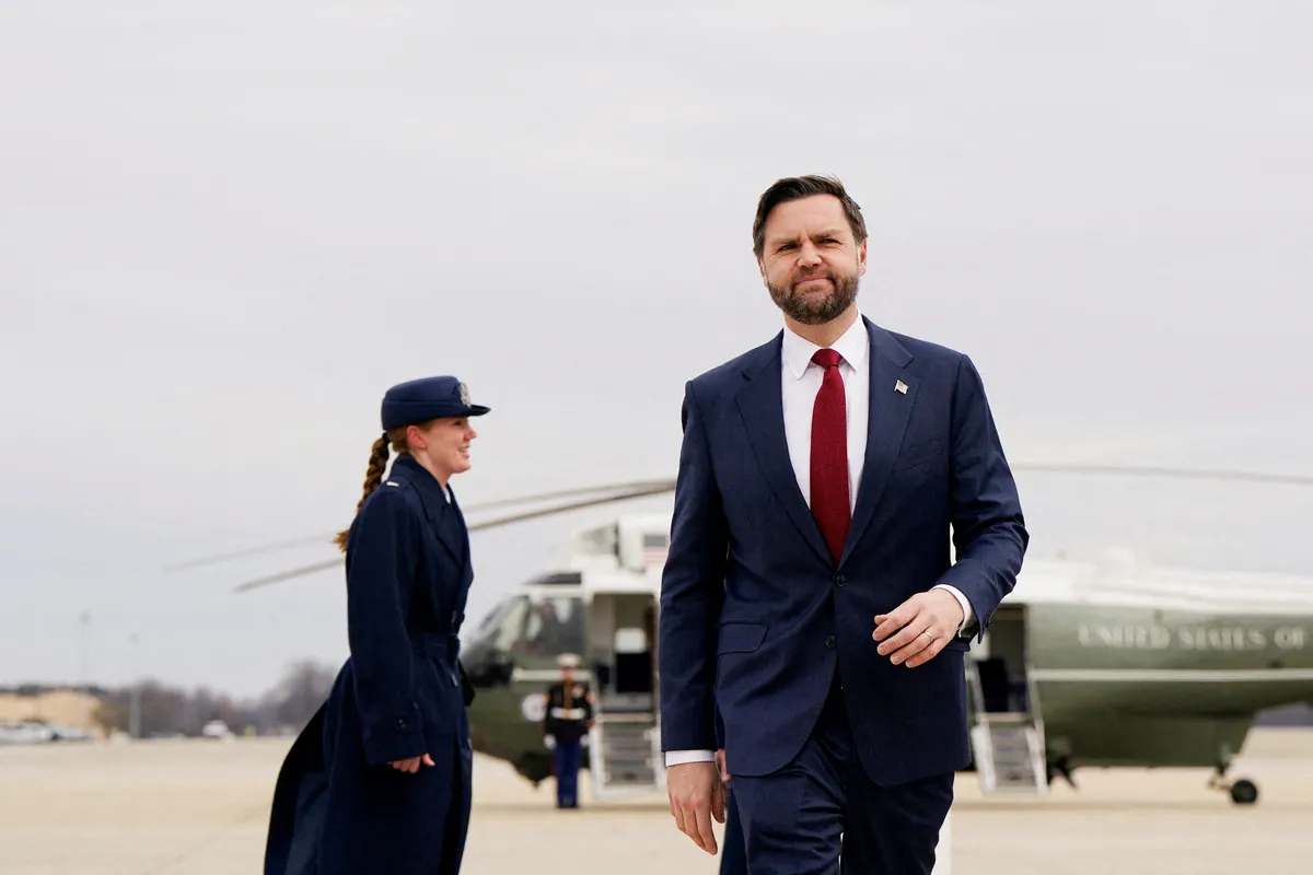 JD Vance tik pred ključnimi madžarskimi volitvami odhaja na obisk k Viktorju Orbanu