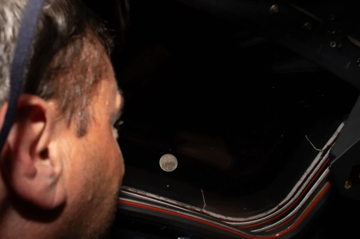 Misija Artemis II uspešno dosegla cilj. Astronavti so uspešno obleteli Luno