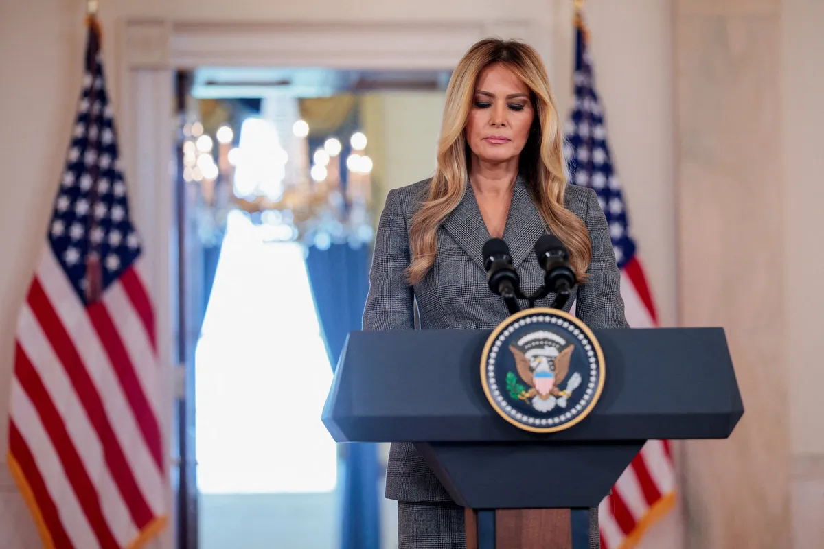 Melania Trump sklicala novinarje in javno zanikala tesne povezave z Epsteinom