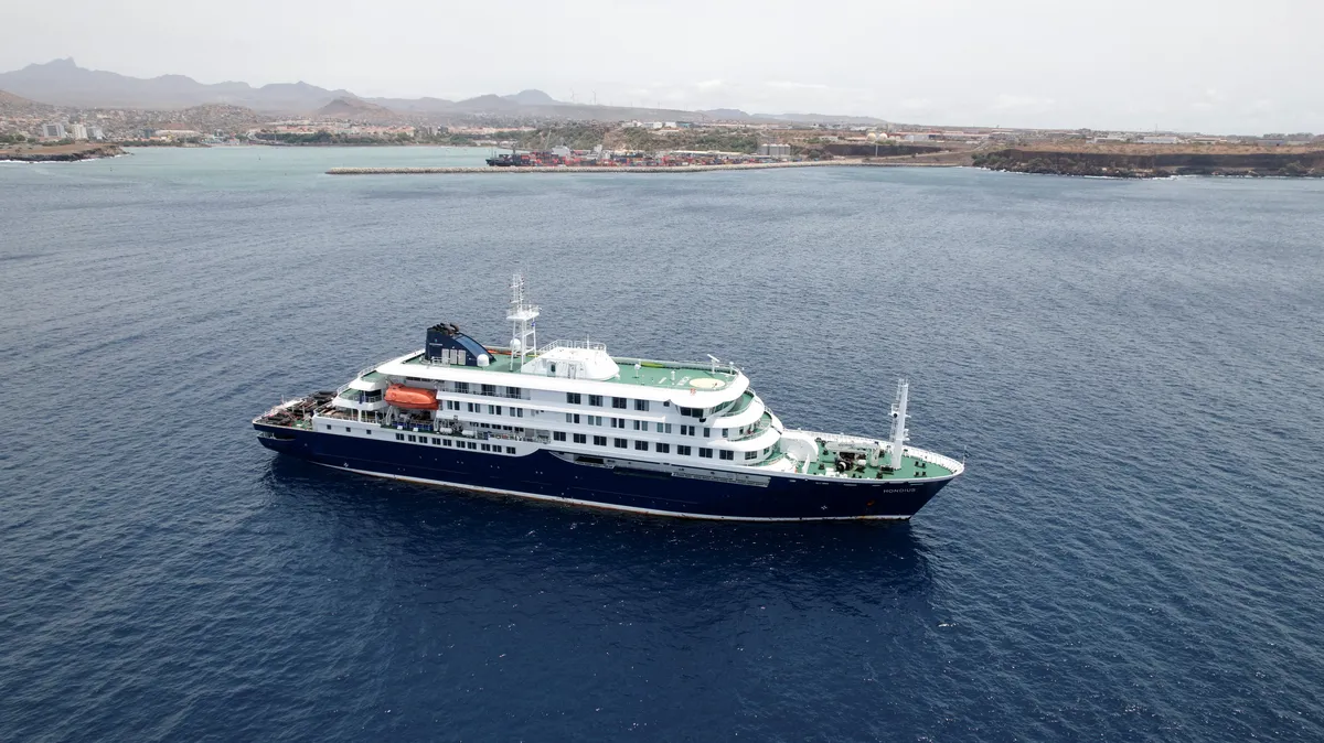 Križarka Hondius, na kateri je izbruhnil hantavirus, prispela na Tenerife
