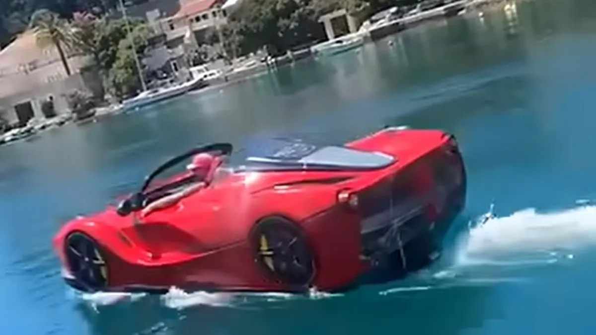 Ferrari, ki je drvel po morju pri Pelješcu, je marsikoga pustil odprtih ust