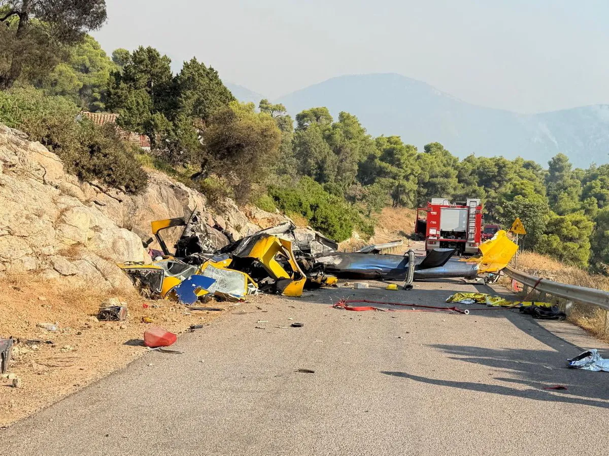 V trčenju helikopterjev med gašenjem požarov v Grčiji umrla dva člana posadke (VIDEO)