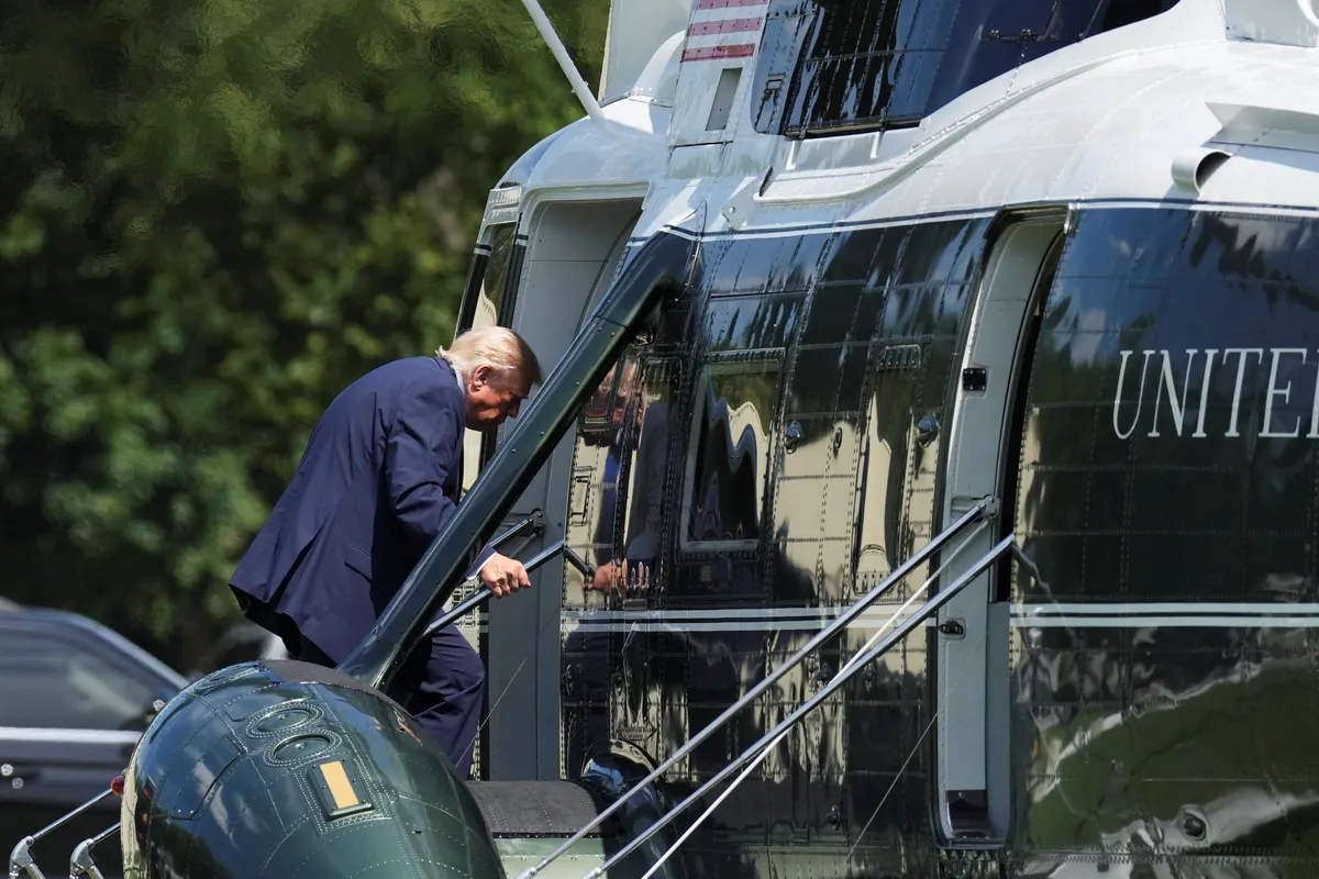 Helikopter, ki je prevažal Trumpa, poletel nevarno blizu potniškega letala