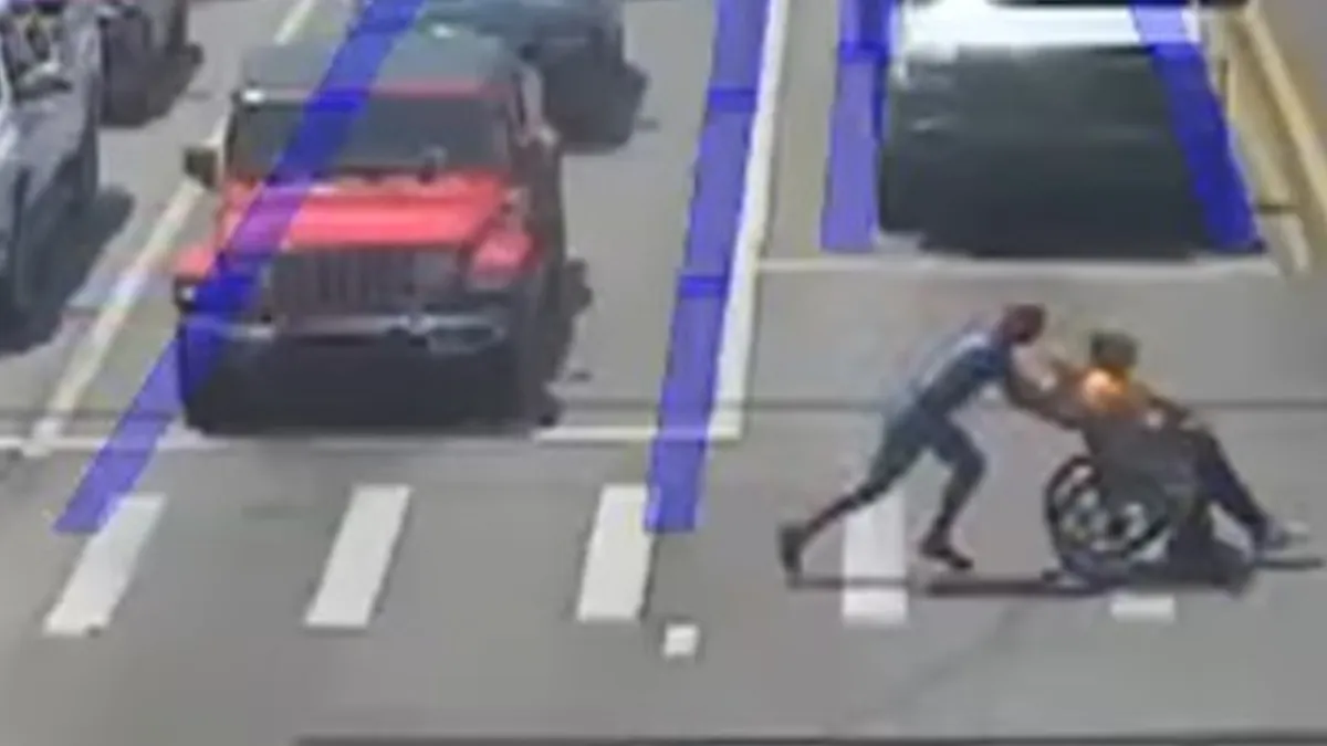 Iz avtomobila na križišču je planil Spiderman in postal resnični junak