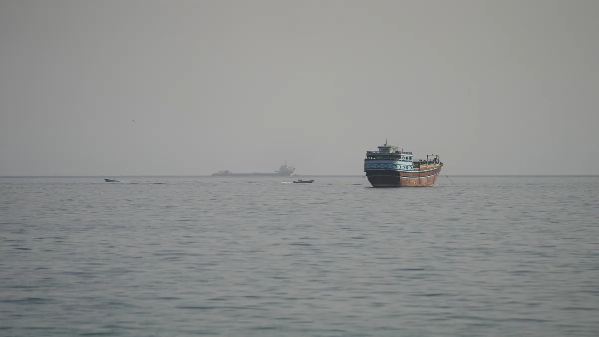 V Perzijskem zalivu napadli dva tankerja, eden gori v Hormuški ožini