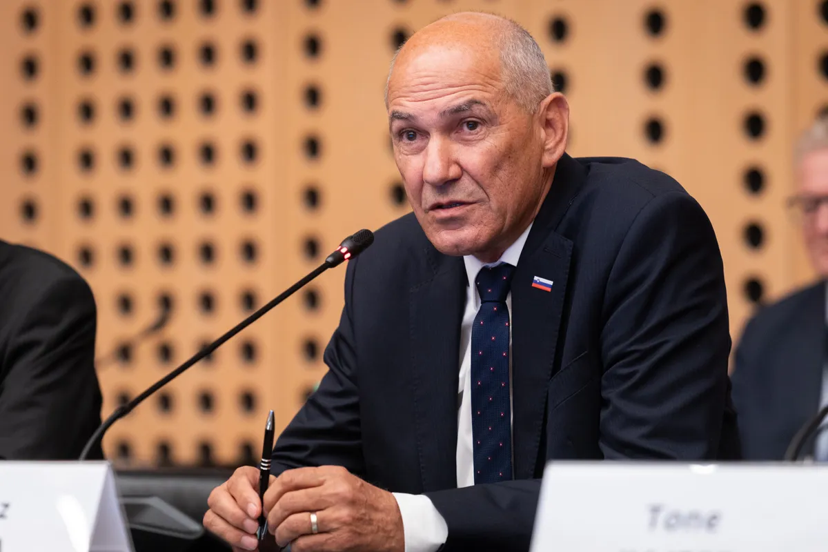 Janša diplomatom: Zunanjo politiko vodi vlada in samo to je uradna politika Slovenije