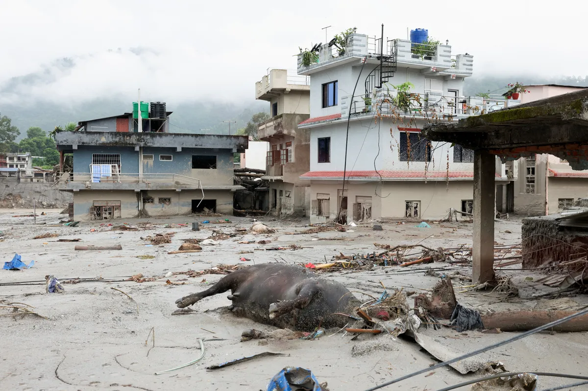Število žrtev po poplavah v Nepalu še narašča, sto delavcev ujetih v predoru