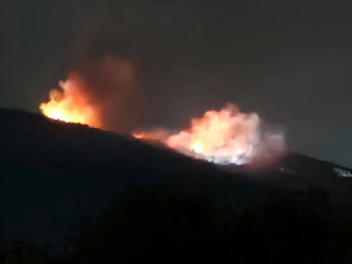 Zaradi močne eksplozije zagorela skladišča orožja v Bolgariji, ogenj se širi na sosednje stavbe