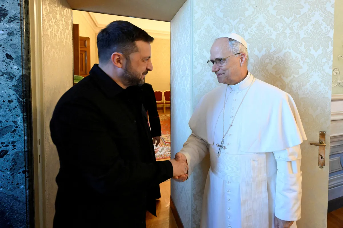Papež Leon XIV. z Zelenskim govoril o pomoči obleganemu ukrajinskemu mestu Oleški