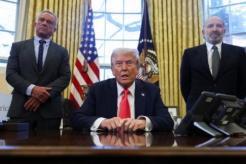 ZDA, Donald Trump, Ovalna pisarna