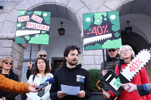 Novinarska konferenca gibanja Mladi za podnebno pravičnost, Protestivala in platforme Ljubljana odprto mesto proti razrešitvi vodje ljubljanske enote Zavoda za varstvo narave, družba, politika, Foto: Borut Živulović/F.A.Bobo