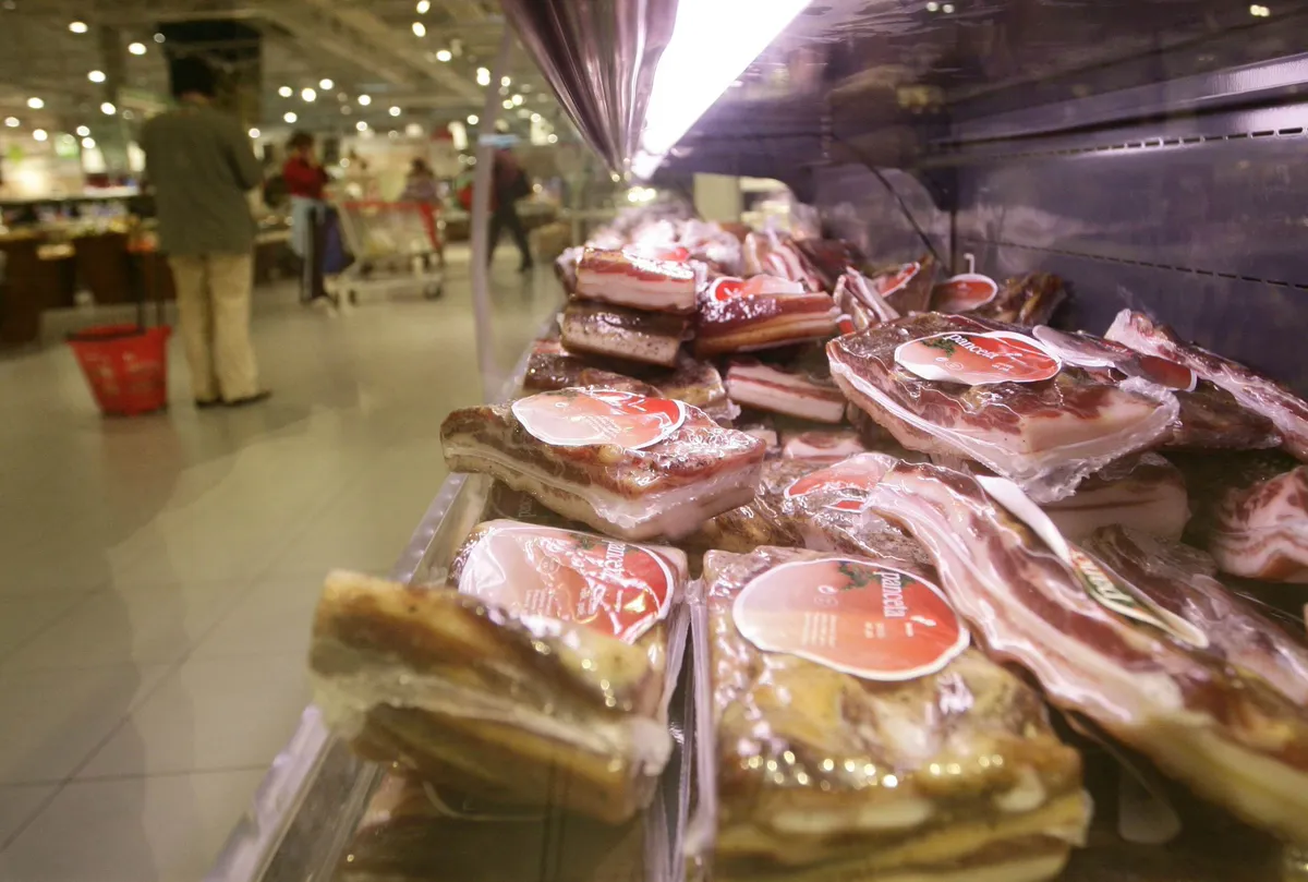 Iz prodaje umaknili prekajena svinjska rebra in vrat