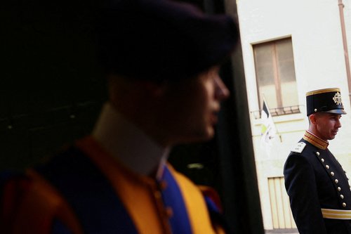 Švicarska garda v Vatikanu je razkrila novo uniformo, namenjeno le izbranim pripadnikom